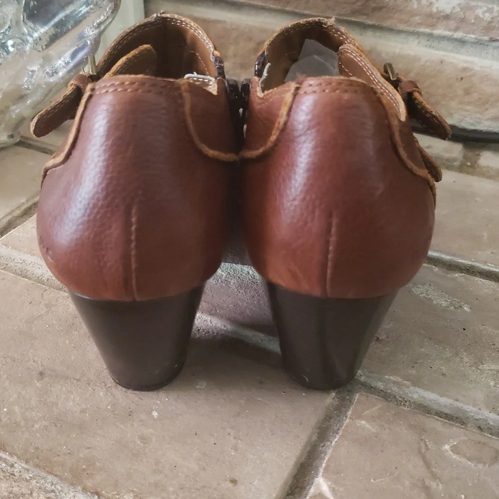 BØC Brown Leather Two Buckle Booties Size 8.5